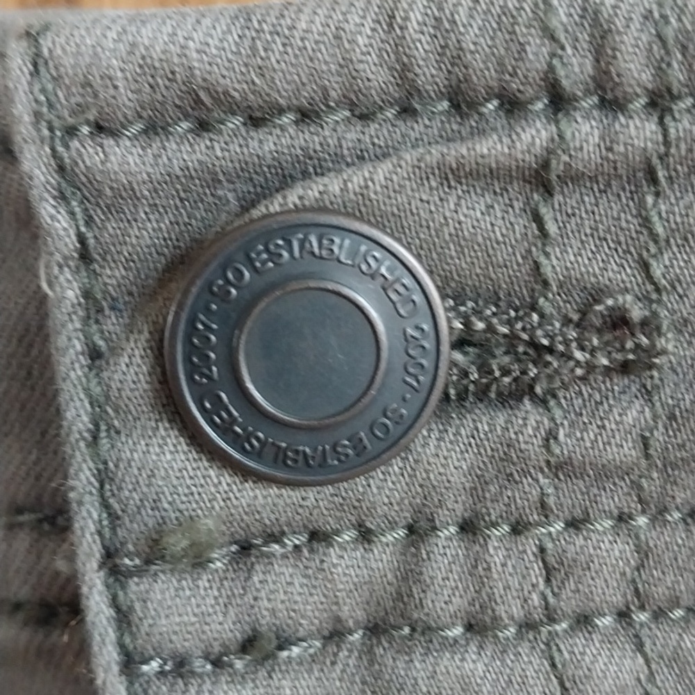 SO NWT High-Rise Utility Shorts Frayed Hem Size 13 Olive Green 2.5" Inseam - Picture 8 of 13